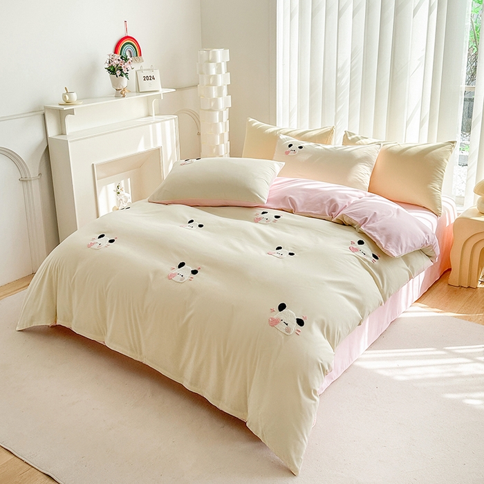 91家纺网 家纺一手货源 找家纺 眷恋家纺 2026新款卡通毛巾绣水洗棉四件套 迷你狗-米黄+浅粉