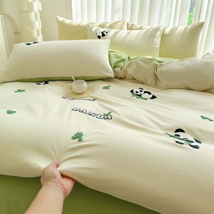 91家纺网 家纺一手货源 找家纺 眷恋家纺 2026新款卡通毛巾绣水洗棉四件套 熊猫-米黄+云川绿