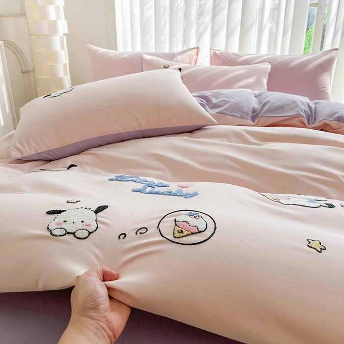 91家纺网 家纺一手货源 找家纺 眷恋家纺 2026新款卡通毛巾绣水洗棉四件套 小幸运-浅粉+紫