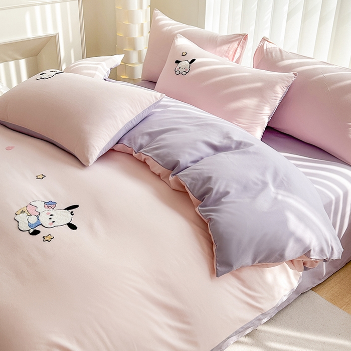 91家纺网 家纺一手货源 找家纺 眷恋家纺 2026新款卡通毛巾绣水洗棉四件套 小幸运-浅粉+紫