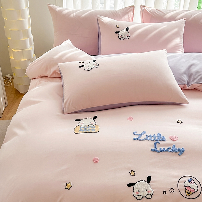 91家纺网 家纺一手货源 找家纺 眷恋家纺 2026新款卡通毛巾绣水洗棉四件套 小幸运-浅粉+紫