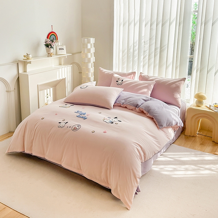 91家纺网 家纺一手货源 找家纺 眷恋家纺 2026新款卡通毛巾绣水洗棉四件套 小幸运-浅粉+紫