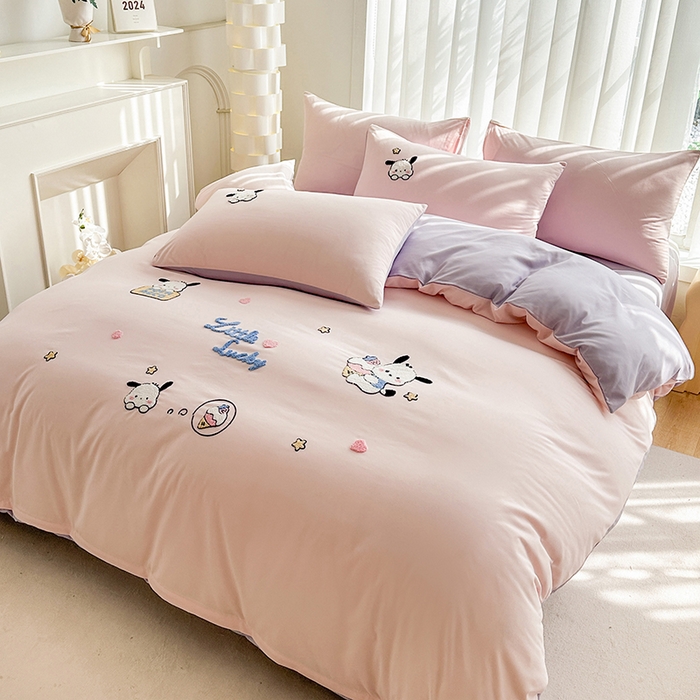 91家纺网 家纺一手货源 找家纺 眷恋家纺 2026新款卡通毛巾绣水洗棉四件套 小幸运-浅粉+紫