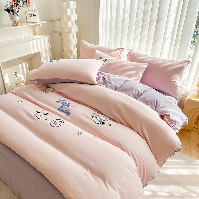 91家纺网 家纺一手货源 找家纺 眷恋家纺 2026新款卡通毛巾绣水洗棉四件套 小幸运-浅粉+紫