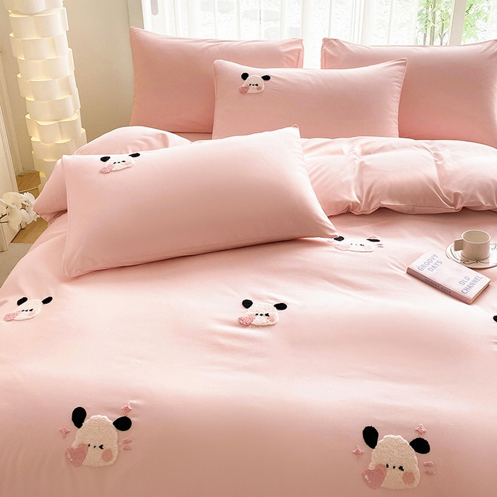 91家纺网 家纺一手货源 找家纺 眷恋家纺 2026新款卡通毛巾绣水洗棉四件套 迷你狗-浅粉