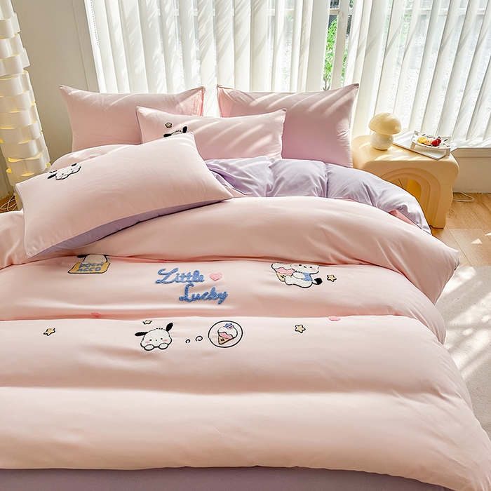 91家纺网 家纺一手货源 找家纺 眷恋家纺 2026新款卡通毛巾绣水洗棉四件套 小幸运-浅粉+紫