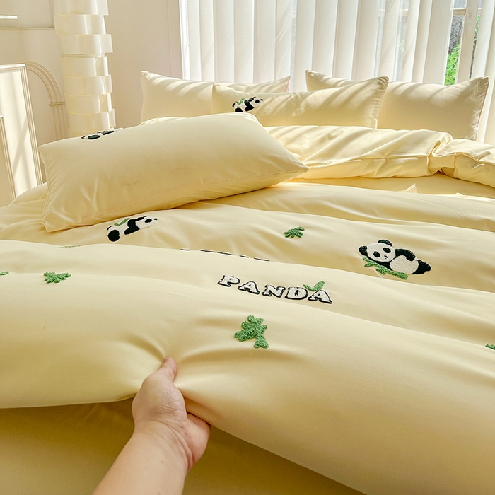 91家纺网 家纺一手货源 找家纺 眷恋家纺 2026新款卡通毛巾绣水洗棉四件套 熊猫-奶油黄