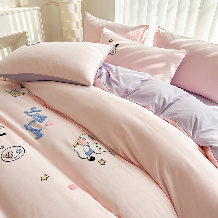 91家纺网 家纺一手货源 找家纺 眷恋家纺 2026新款卡通毛巾绣水洗棉四件套 小幸运-浅粉+紫