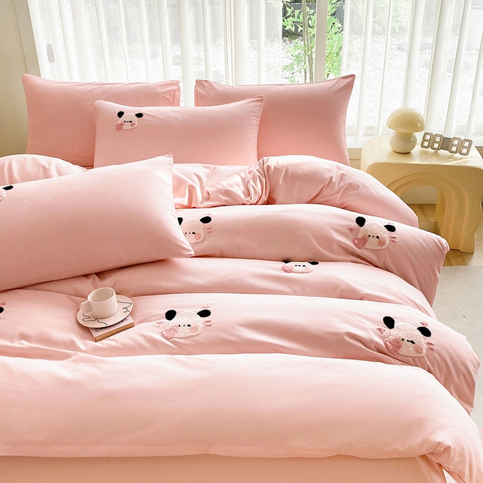 91家纺网 家纺一手货源 找家纺 眷恋家纺 2026新款卡通毛巾绣水洗棉四件套 迷你狗-浅粉