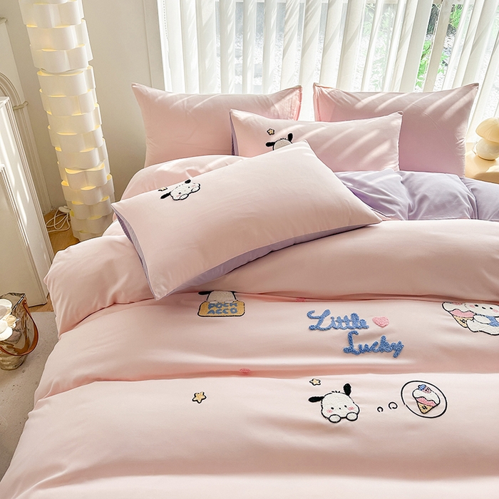 91家纺网 家纺一手货源 找家纺 眷恋家纺 2026新款卡通毛巾绣水洗棉四件套 小幸运-浅粉+紫