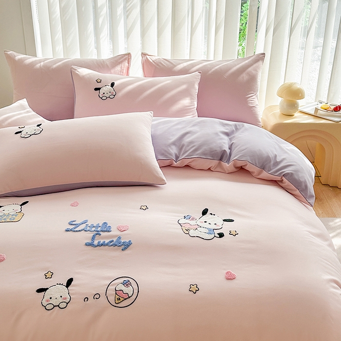 91家纺网 家纺一手货源 找家纺 眷恋家纺 2026新款卡通毛巾绣水洗棉四件套 小幸运-浅粉+紫