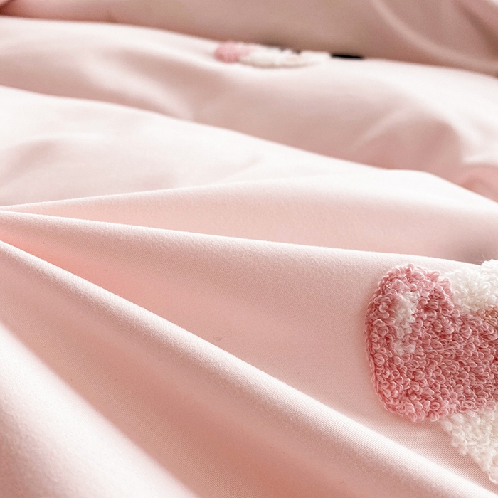 91家纺网 家纺一手货源 找家纺 眷恋家纺 2026新款卡通毛巾绣水洗棉四件套 迷你狗-浅粉