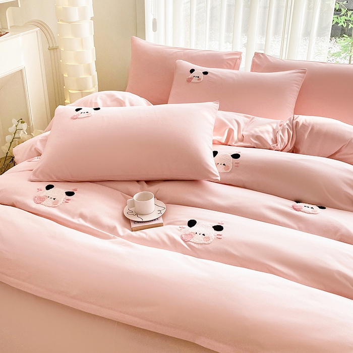 91家纺网 家纺一手货源 找家纺 眷恋家纺 2026新款卡通毛巾绣水洗棉四件套 迷你狗-浅粉