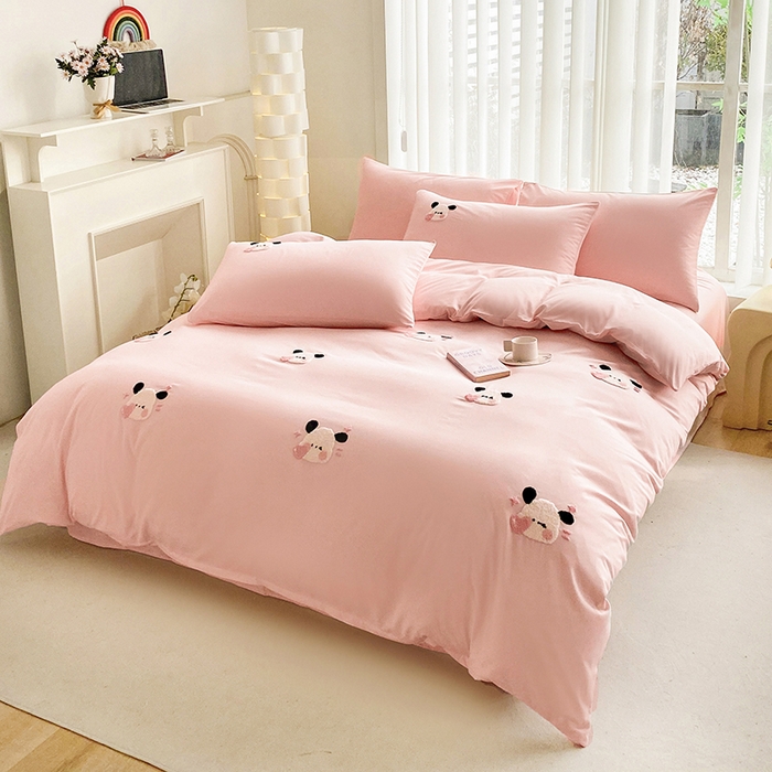 91家纺网 家纺一手货源 找家纺 眷恋家纺 2026新款卡通毛巾绣水洗棉四件套 迷你狗-浅粉