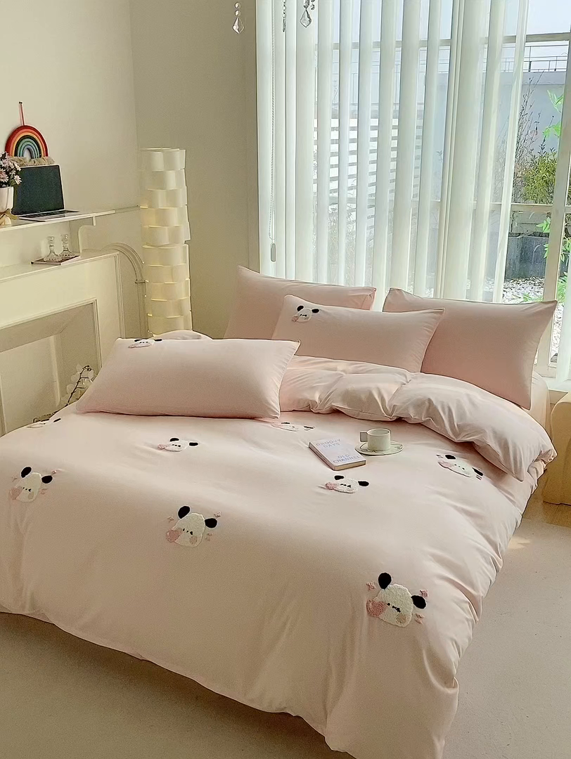 91家纺网 家纺一手货源 找家纺 眷恋家纺 2026新款卡通毛巾绣水洗棉四件套 迷你狗-浅粉