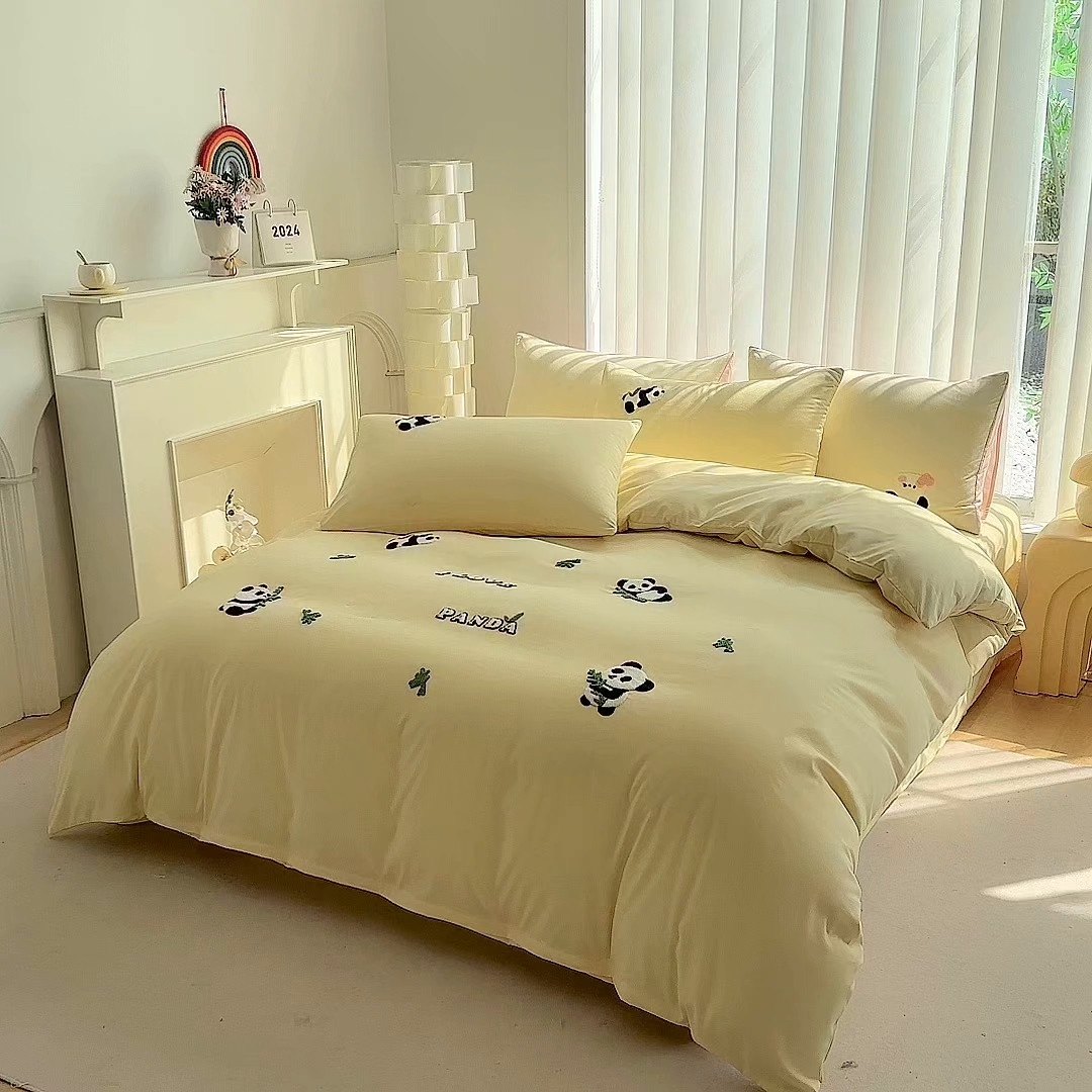 91家纺网 家纺一手货源 找家纺 眷恋家纺 2026新款卡通毛巾绣水洗棉四件套 熊猫-奶油黄