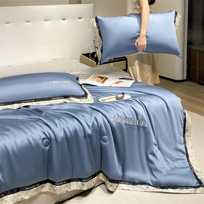 91家纺网 家纺一手货源 找家纺 眷恋家纺 2026新款水洗真丝冰丝宽边刺绣夏被三件套四件套-克里斯汀系列 克里斯汀-宾利蓝+山灰