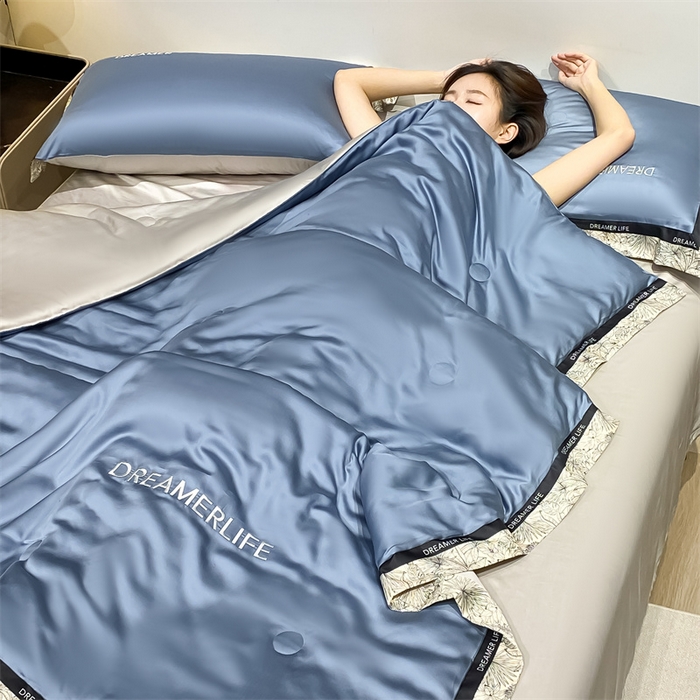 91家纺网 家纺一手货源 找家纺 眷恋家纺 2026新款水洗真丝冰丝宽边刺绣夏被三件套四件套-克里斯汀系列 克里斯汀-宾利蓝+山灰