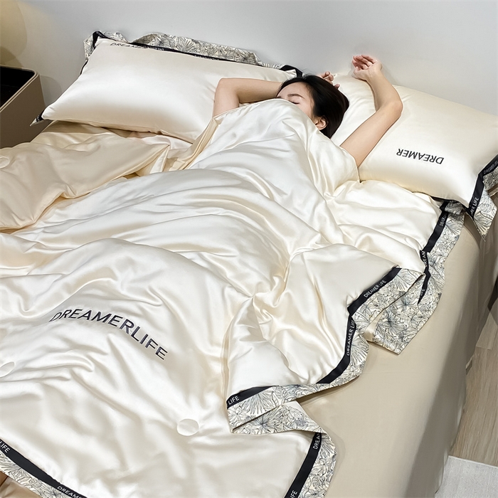 91家纺网 家纺一手货源 找家纺 眷恋家纺 2026新款水洗真丝冰丝宽边刺绣夏被三件套四件套-克里斯汀系列 克里斯汀-奶昔白+奶茶