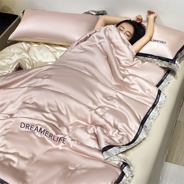 91家纺网 家纺一手货源 找家纺 眷恋家纺 2026新款水洗真丝冰丝宽边刺绣夏被三件套四件套-克里斯汀系列 克里斯汀-浅豆沙+奶茶