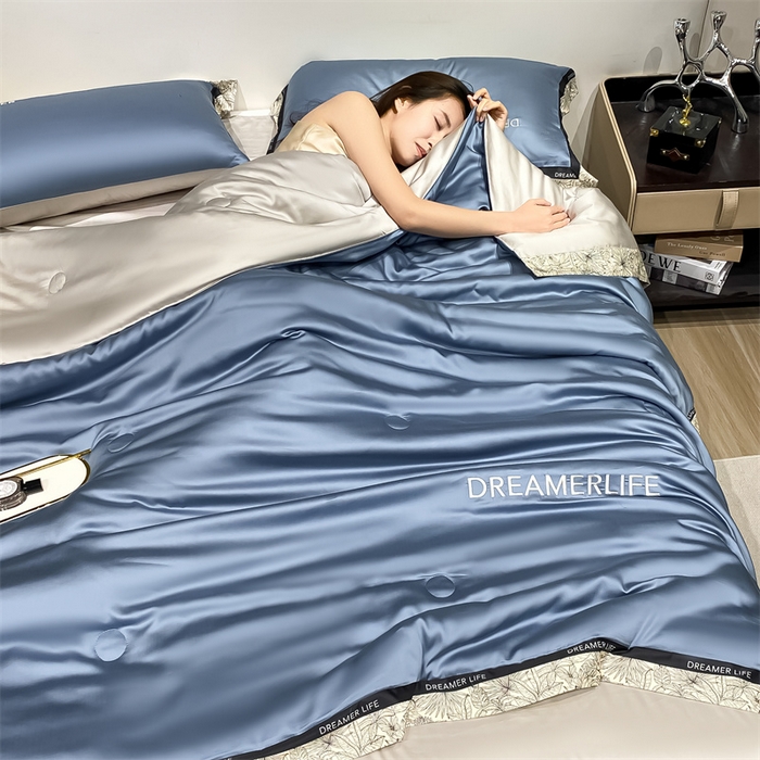 91家纺网 家纺一手货源 找家纺 眷恋家纺 2026新款水洗真丝冰丝宽边刺绣夏被三件套四件套-克里斯汀系列 克里斯汀-宾利蓝+山灰