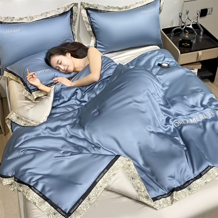 91家纺网 家纺一手货源 找家纺 眷恋家纺 2026新款水洗真丝冰丝宽边刺绣夏被三件套四件套-克里斯汀系列 克里斯汀-宾利蓝+山灰