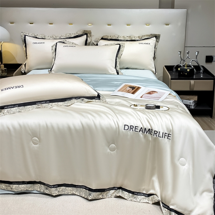 91家纺网 家纺一手货源 找家纺 眷恋家纺 2026新款水洗真丝冰丝宽边刺绣夏被三件套四件套-克里斯汀系列 克里斯汀-奶昔白+天空蓝