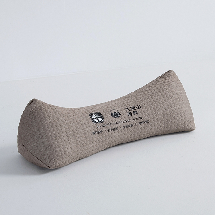 91家纺网 家纺一手货源 找家纺 莉迪娅 2026新款纯棉三角曲线荞麦护颈枕枕头枕芯 针织圆形护颈枕 灰