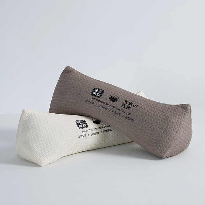 91家纺网 家纺一手货源 找家纺 莉迪娅 2026新款纯棉三角曲线荞麦护颈枕枕头枕芯 针织圆形护颈枕 灰