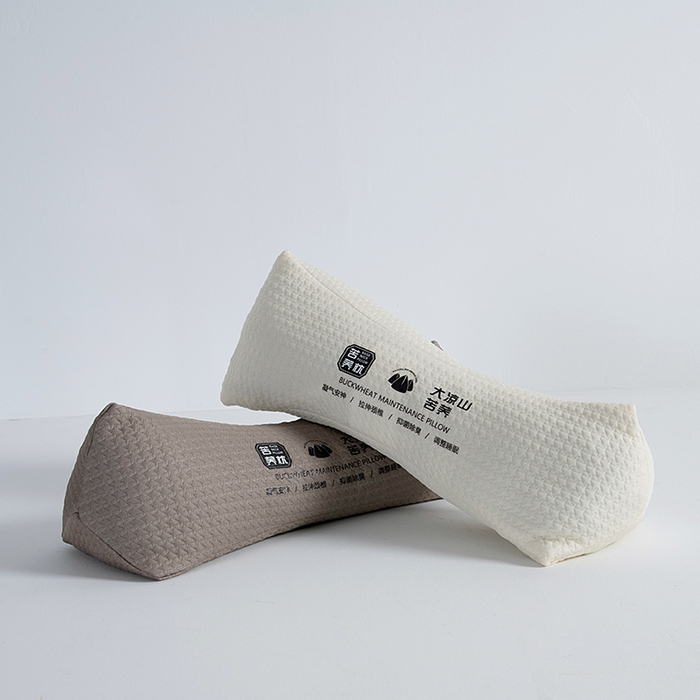 91家纺网 家纺一手货源 找家纺 莉迪娅 2026新款纯棉三角曲线荞麦护颈枕枕头枕芯 针织圆形护颈枕 灰