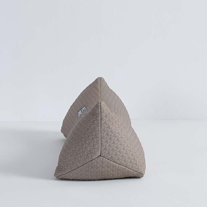 91家纺网 家纺一手货源 找家纺 莉迪娅 2026新款纯棉三角曲线荞麦护颈枕枕头枕芯 针织圆形护颈枕 灰