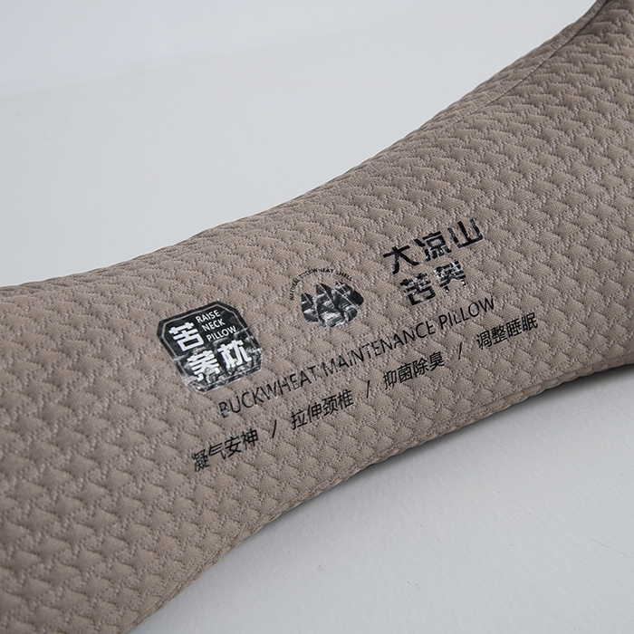 91家纺网 家纺一手货源 找家纺 莉迪娅 2026新款纯棉三角曲线荞麦护颈枕枕头枕芯 针织圆形护颈枕 灰