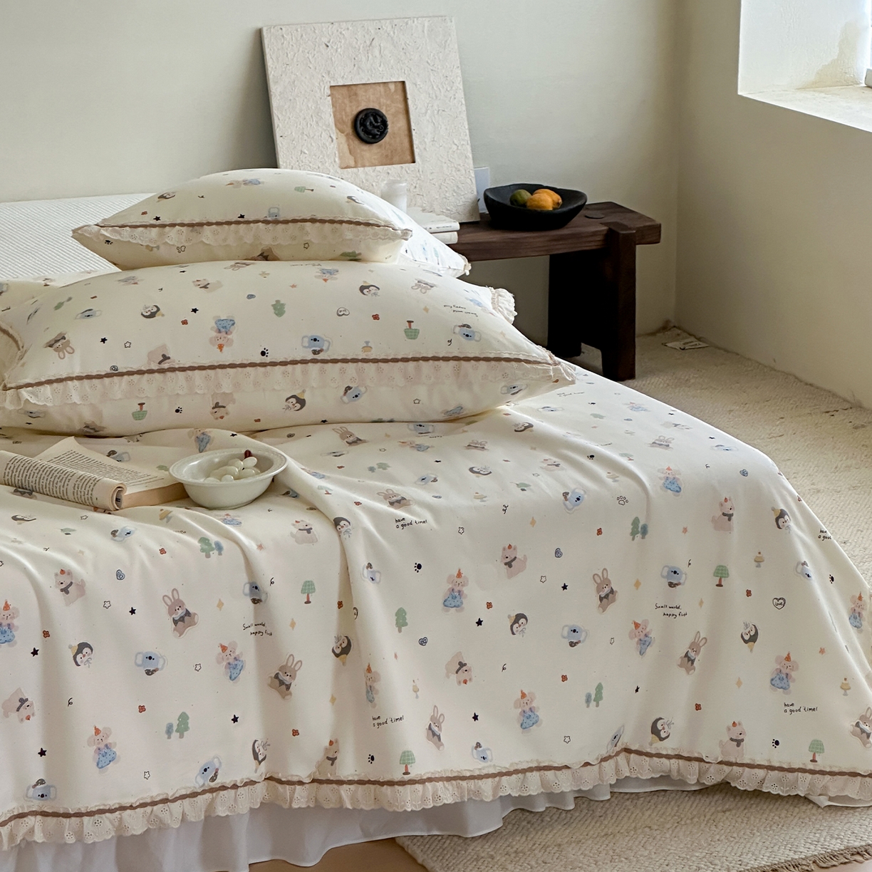 91家纺网 家纺一手货源 找家纺 一加一 2026新款全棉活性印花立体花边大豆夏被夏凉被空调被四件套 小镇漫游记