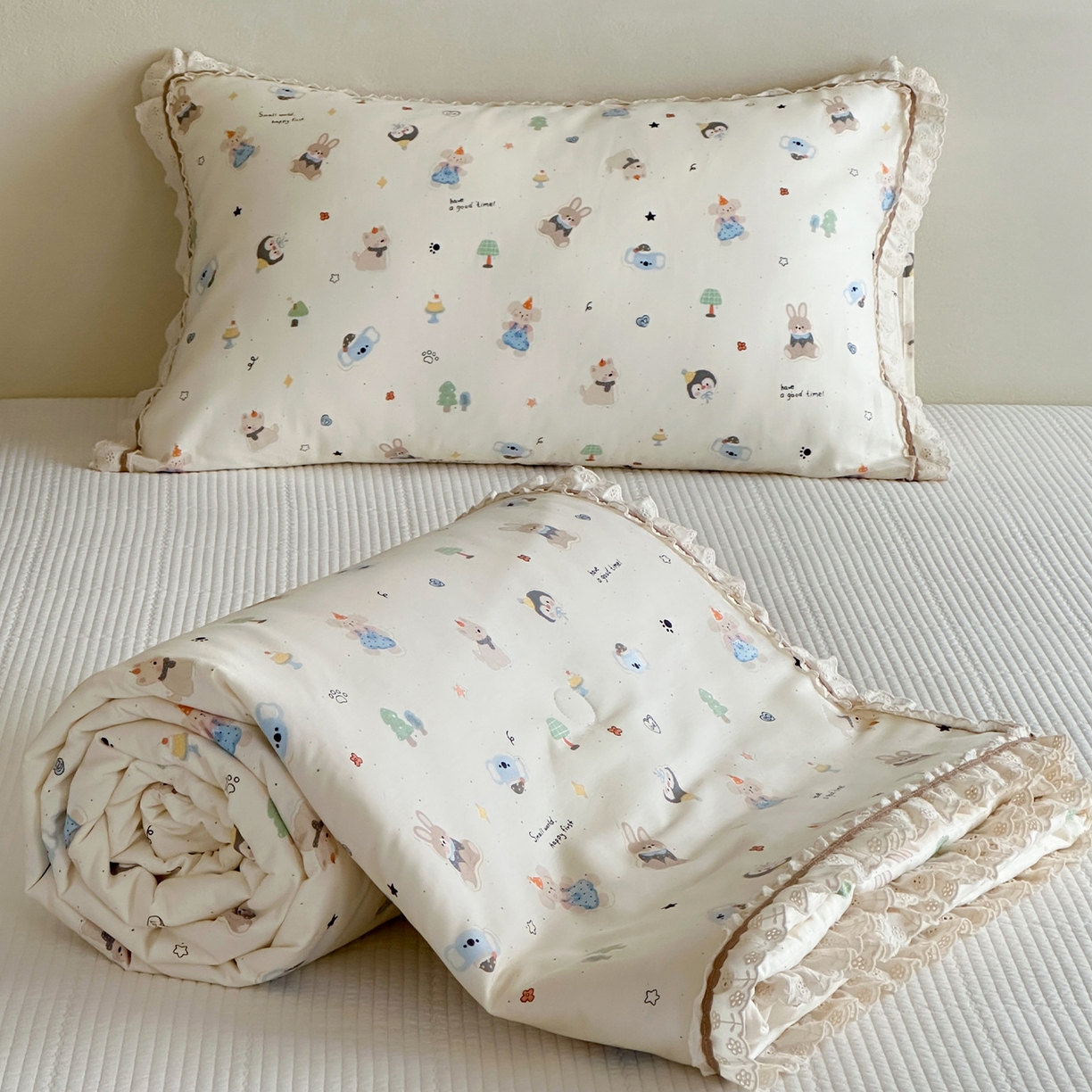 一加一 2026新款全棉活性印花立体花边大豆夏被夏凉被空调被四件套 小镇漫游记