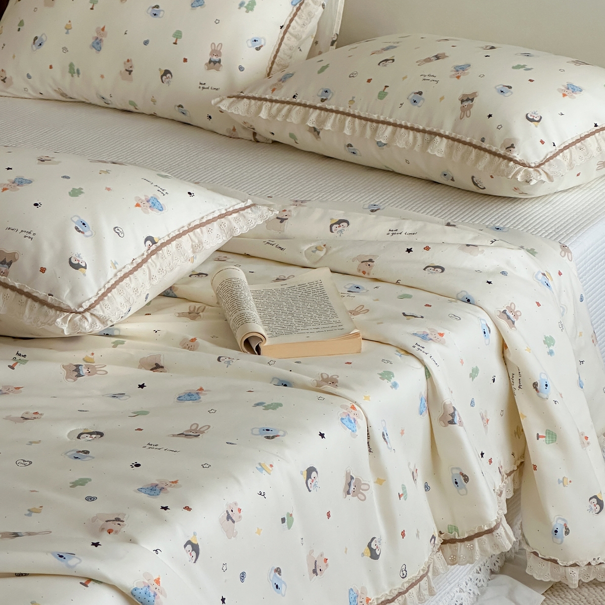 91家纺网 家纺一手货源 找家纺 一加一 2026新款全棉活性印花立体花边大豆夏被夏凉被空调被四件套 小镇漫游记