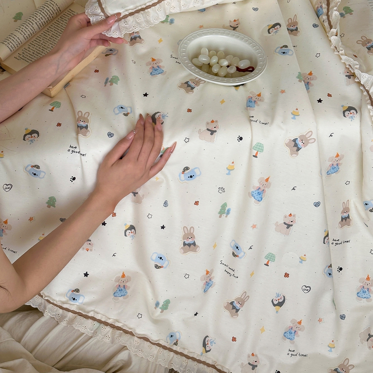 91家纺网 家纺一手货源 找家纺 一加一 2026新款全棉活性印花立体花边大豆夏被夏凉被空调被四件套 小镇漫游记