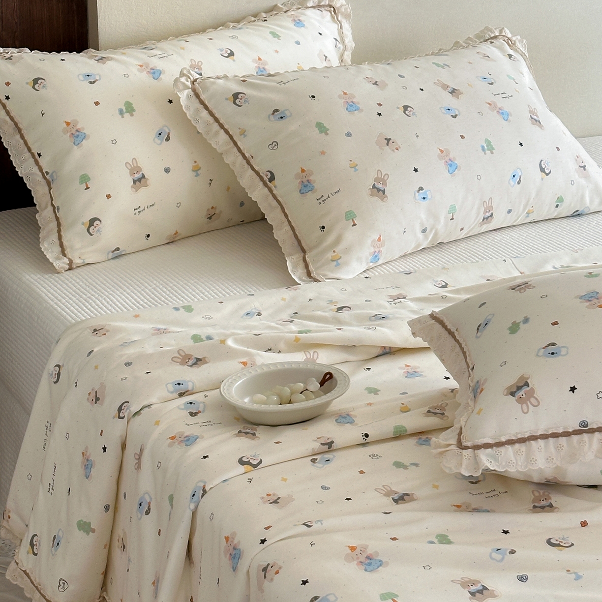 91家纺网 家纺一手货源 找家纺 一加一 2026新款全棉活性印花立体花边大豆夏被夏凉被空调被四件套 小镇漫游记