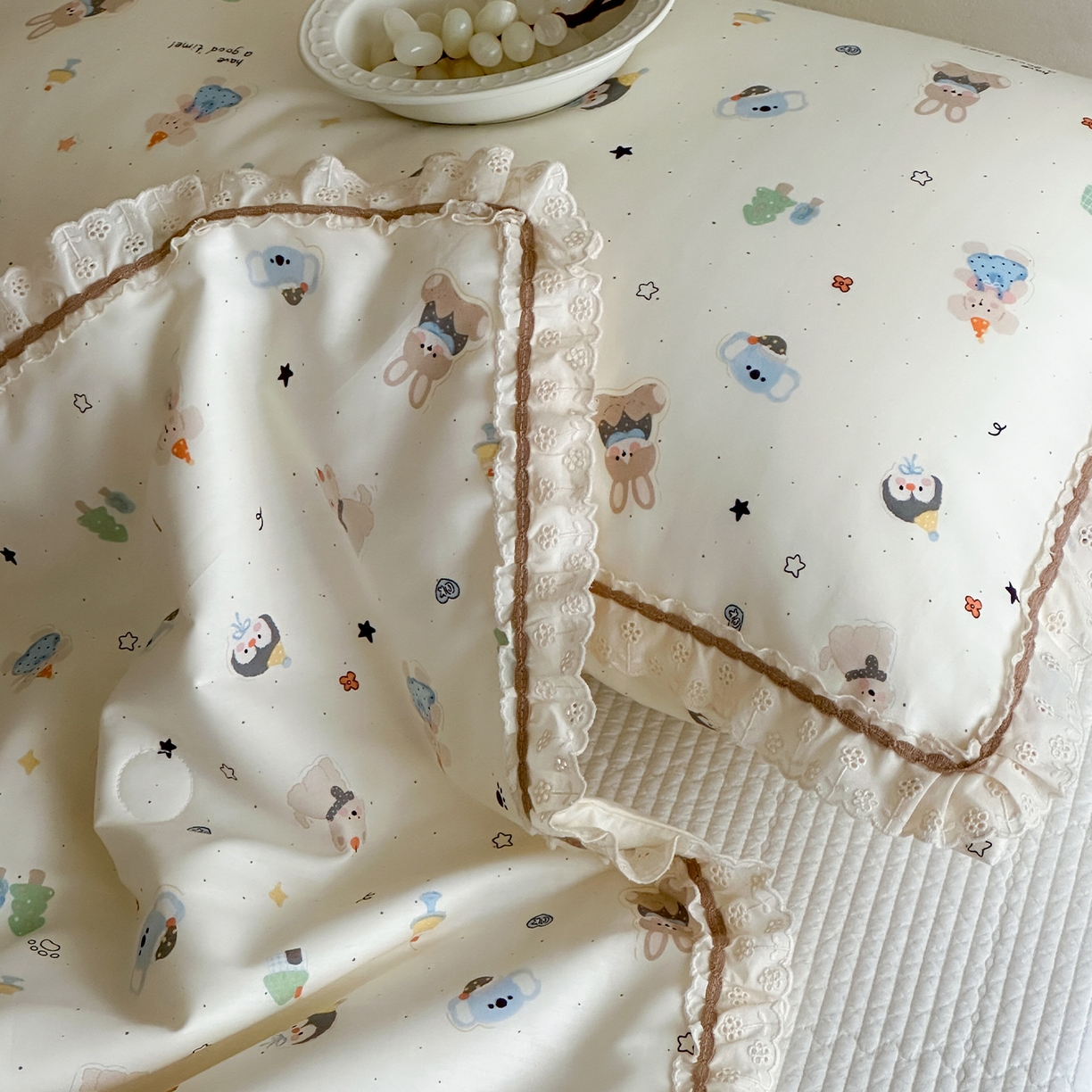 91家纺网 家纺一手货源 找家纺 一加一 2026新款全棉活性印花立体花边大豆夏被夏凉被空调被四件套 小镇漫游记