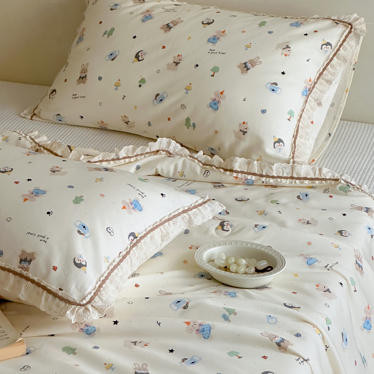 91家纺网 家纺一手货源 找家纺 一加一 2026新款全棉活性印花立体花边大豆夏被夏凉被空调被四件套 小镇漫游记