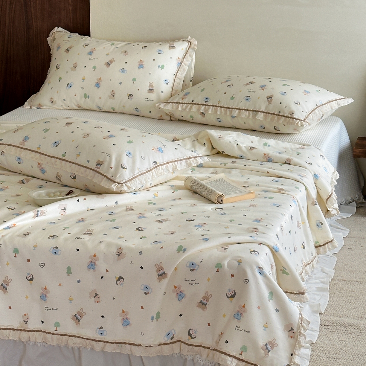 91家纺网 家纺一手货源 找家纺 一加一 2026新款全棉活性印花立体花边大豆夏被夏凉被空调被四件套 小镇漫游记