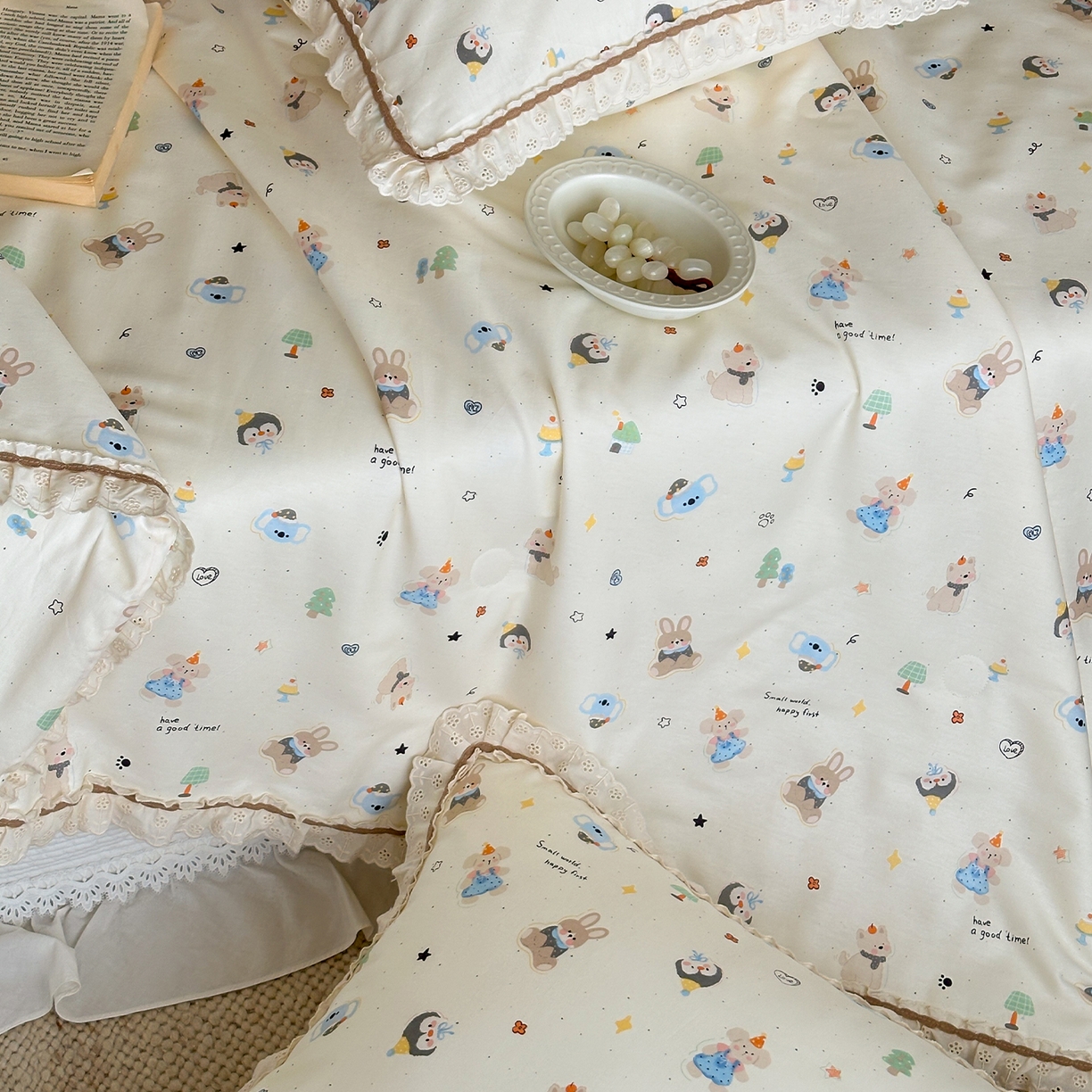 91家纺网 家纺一手货源 找家纺 一加一 2026新款全棉活性印花立体花边大豆夏被夏凉被空调被四件套 小镇漫游记