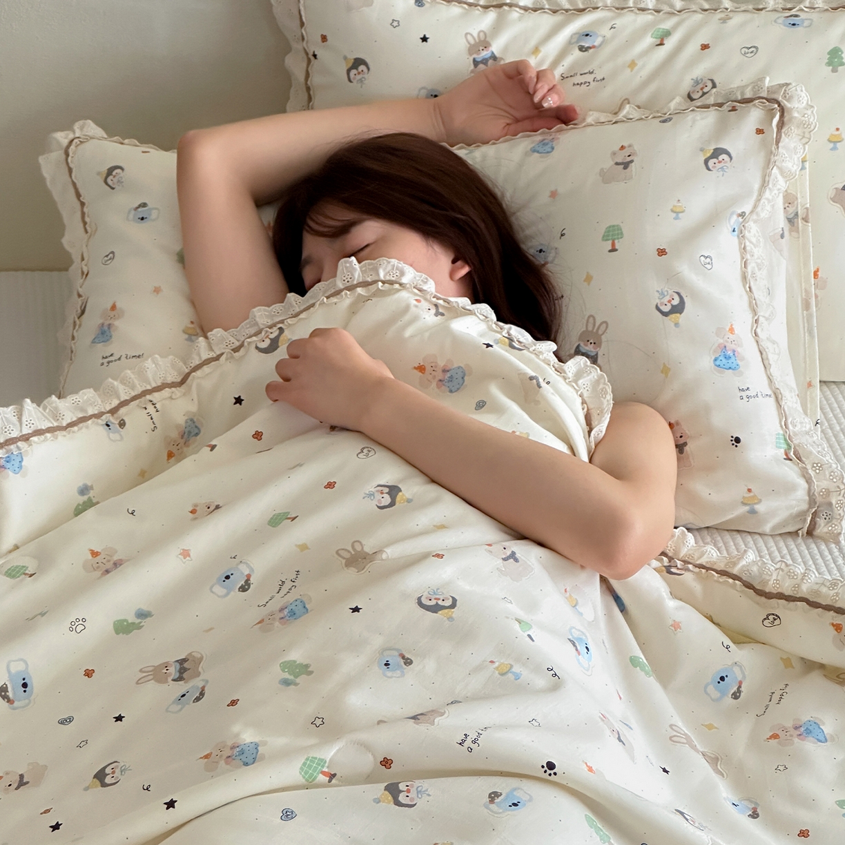 91家纺网 家纺一手货源 找家纺 一加一 2026新款全棉活性印花立体花边大豆夏被夏凉被空调被四件套 小镇漫游记