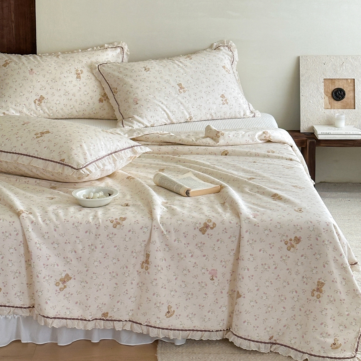 91家纺网 家纺一手货源 找家纺 一加一 2026新款全棉活性印花立体花边大豆夏被夏凉被空调被四件套 杏仁小熊仔