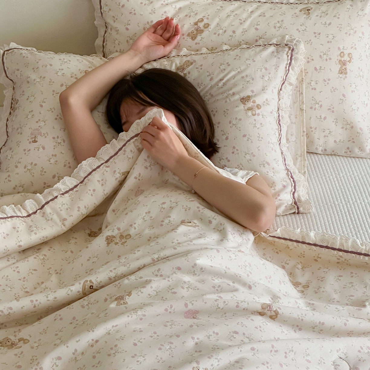 91家纺网 家纺一手货源 找家纺 一加一 2026新款全棉活性印花立体花边大豆夏被夏凉被空调被四件套 杏仁小熊仔