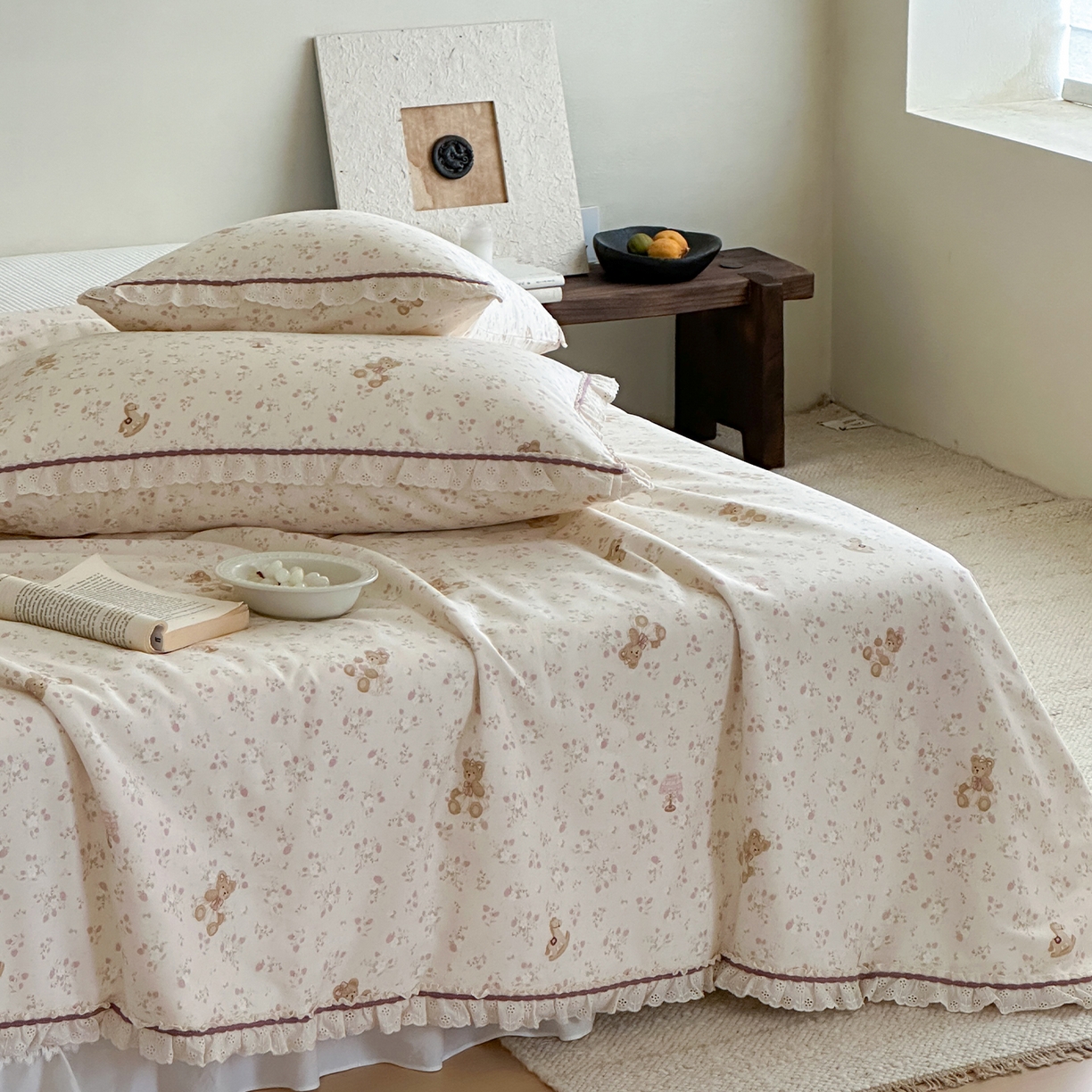 91家纺网 家纺一手货源 找家纺 一加一 2026新款全棉活性印花立体花边大豆夏被夏凉被空调被四件套 杏仁小熊仔