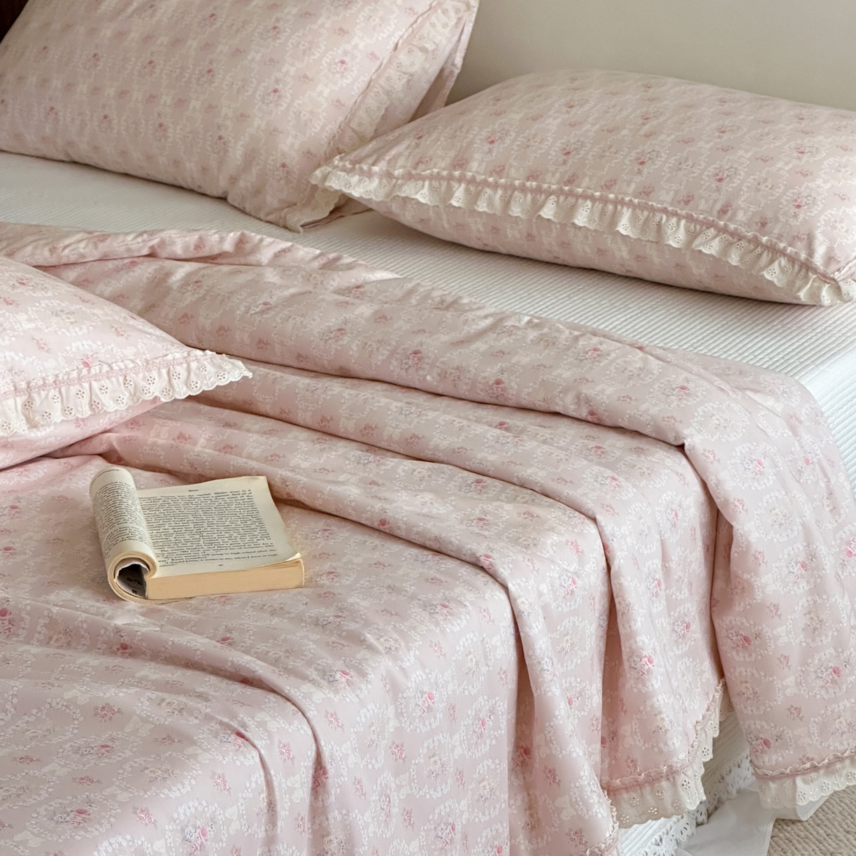 91家纺网 家纺一手货源 找家纺 一加一 2026新款全棉活性印花立体花边大豆夏被夏凉被空调被四件套 浅茶春樱