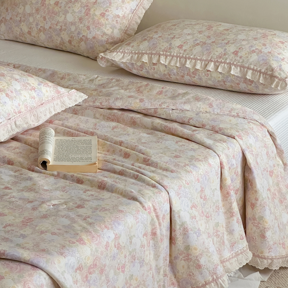 91家纺网 家纺一手货源 找家纺 一加一 2026新款全棉活性印花立体花边大豆夏被夏凉被空调被四件套 蔷薇凝