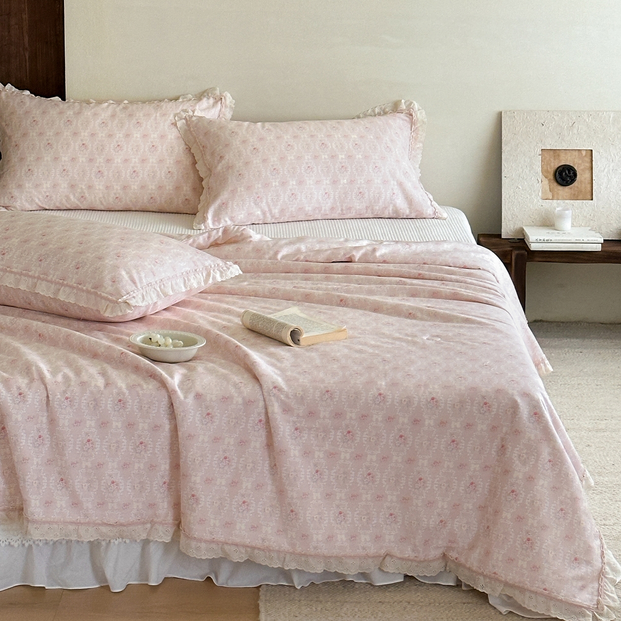 91家纺网 家纺一手货源 找家纺 一加一 2026新款全棉活性印花立体花边大豆夏被夏凉被空调被四件套 浅茶春樱