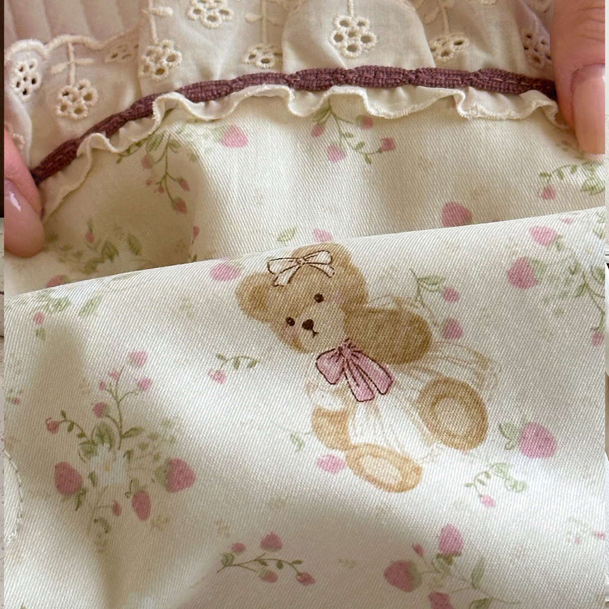 91家纺网 家纺一手货源 找家纺 一加一 2026新款全棉活性印花立体花边大豆夏被夏凉被空调被四件套 杏仁小熊仔