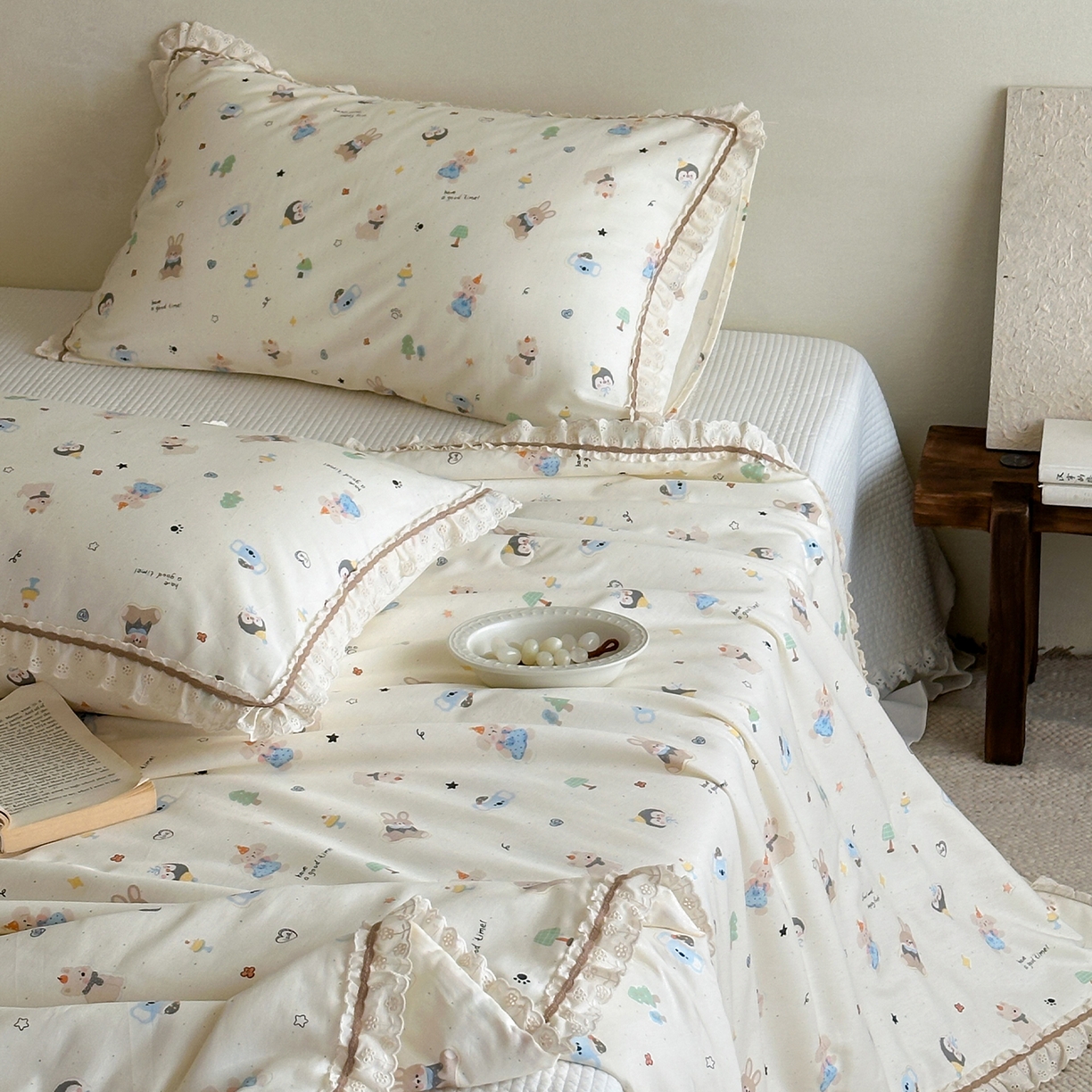 91家纺网 家纺一手货源 找家纺 一加一 2026新款全棉活性印花立体花边大豆夏被夏凉被空调被四件套 小镇漫游记